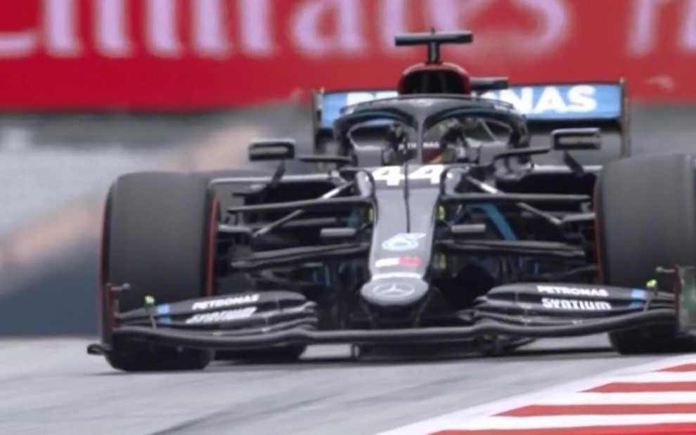 Imagem de carro da Fórmula 1 durante treino para o GP da Áustria