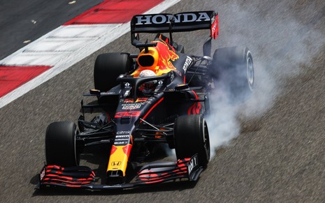 Imagem do carro da Red Bull sendo pilotado por Max Verstappen