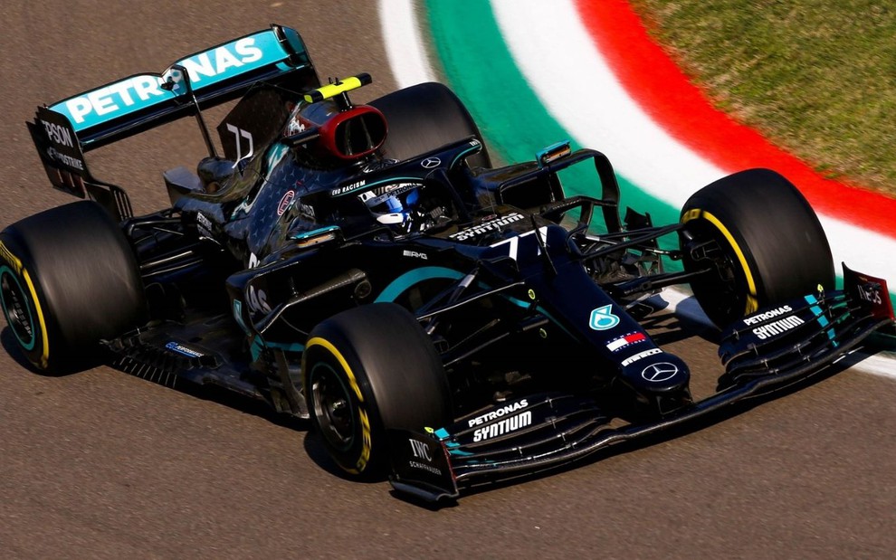 Valtteri Bottas pilota Mercedes no circuito da Emilia Romagna, na Itália,
