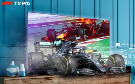 Imagem de arte de carro de Fórmula 1 saindo da tela de uma televisão