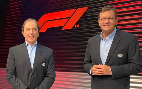 Sorridentes, Reginaldo Leme e Sergio Mauricio posam no estúdio da Fórmula 1 na Band