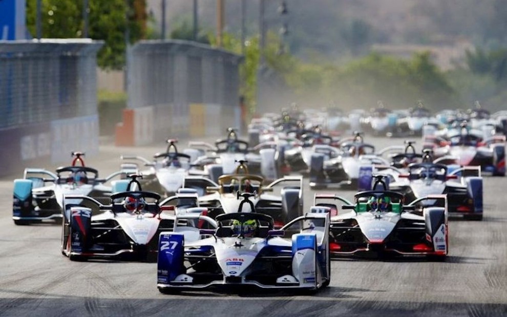 Carros elétricos da Fórmula E perfilados no grid