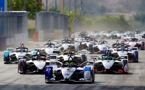 Carros elétricos da Fórmula E perfilados no grid