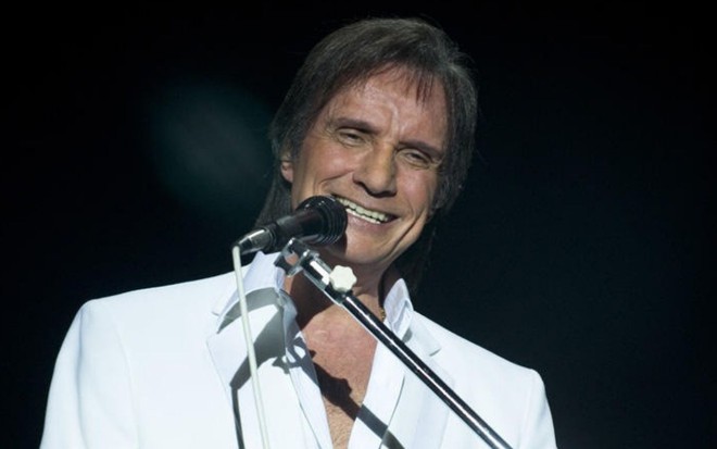 O cantor Roberto Carlos canta e sorri em foto publicada no Instagram