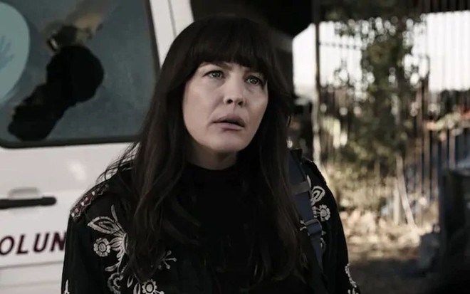 Caracterizada com trajes do Texas, Liv Tyler está com aparência triste em cena de 9-1-1: Lone Star