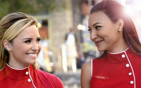 Foto da cantora Demi Lovato e da atriz Nayra Rivera em cena da série Glee, exibida pela Fox
