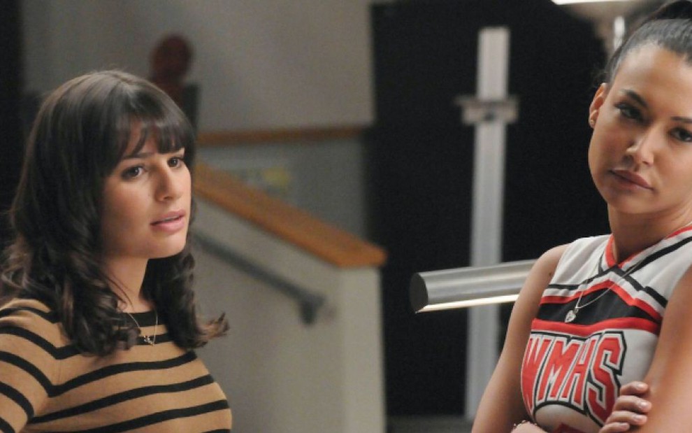 Lea Michele e Naya Rivera têm expressões contrariadas em cena da série Glee