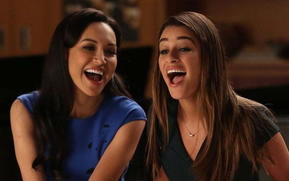 Naya Rivera (Santana) e Lea Michele (Rachel) cantam juntas em cena da série Glee (2009-2015)