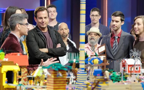 O ator Will Arnett entre participantes, jurados e construções de peças de plástico no reality show Lego Masters, da Fox