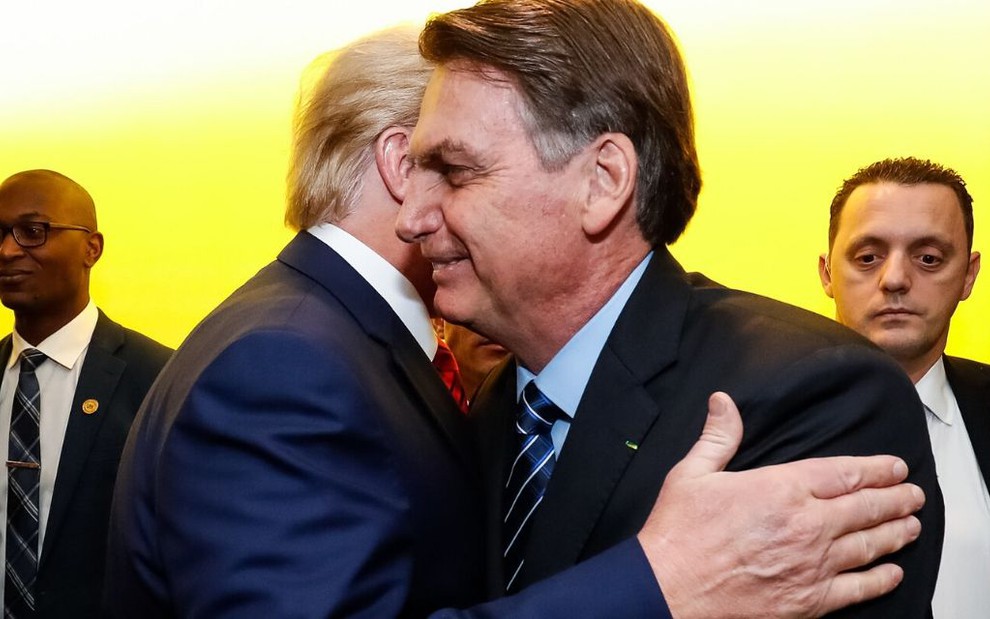 Os presidentes do Brasil, Jair Bolsonaro, e dos EUA, Donald Trump, se abraçam em Assembleia das Nações Unidas, em setembro de 2019