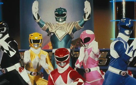 Com suas roupas coloridas, os seis Power Rangers originais fazem poses heroicas dentro do Centro de Comando
