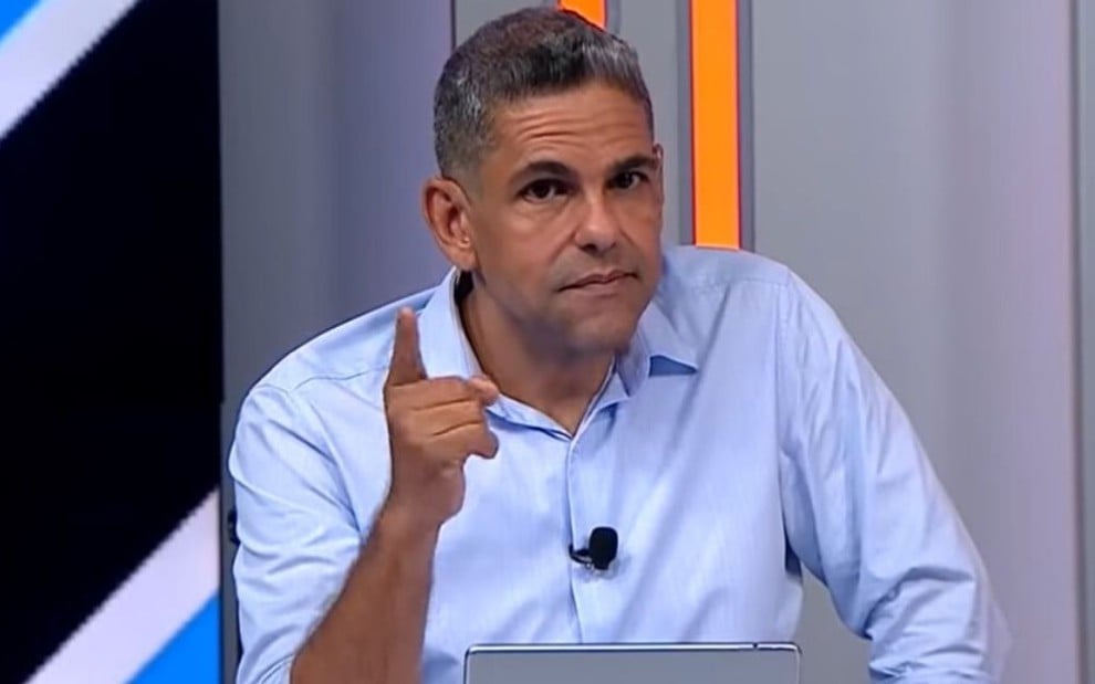 O apresentador João Guilherme comanda o programa Expediente Futebol, no Fox Sports