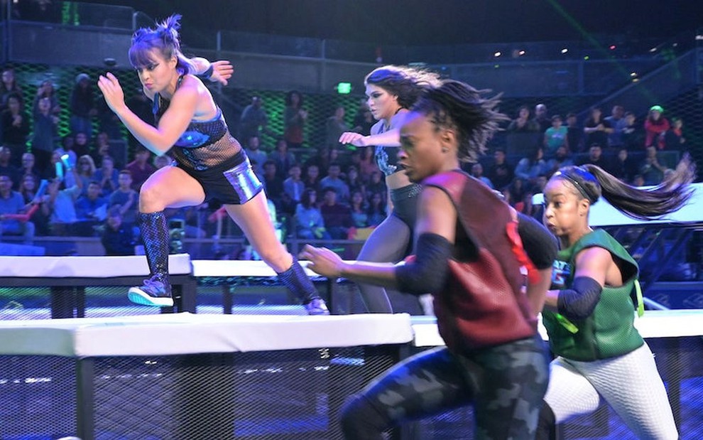 Atomic Ant e Iron Giantess correm atrás de duas competidoras em cena do game show Ultimate Tag, da Fox