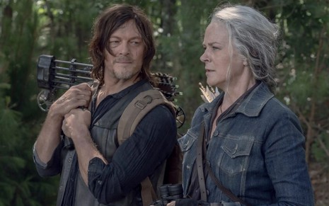 Os atores Norman Reedus e Melissa McBride em cena de The Walking Dead