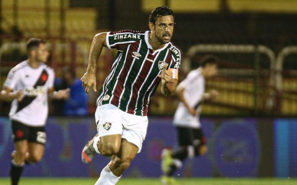 Fred em ação pelo Fluminense correndo em direção à bola