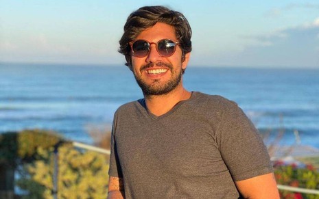 Frederico Perusin em foto no Instagram de óculos de sol e camiseta cinza