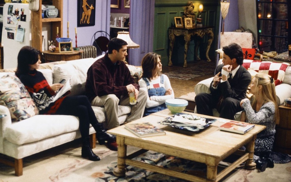 O elenco de Friends reunido no apartamento de Monica (Courteney Cox)