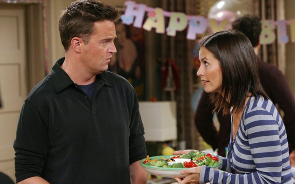 Matthew Perry e Courteney Cox discutem em cena da 10ª temporada de Friends