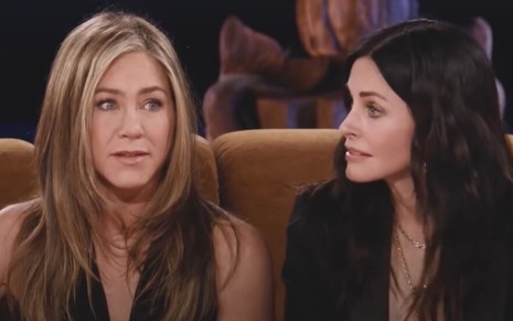 Jennifer Aniston (Rachel) e Courteney Cox (Monica) conversando no especial Friends: The Reunion