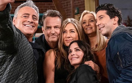 Imagem do elenco de Friends juntos para uma selfie