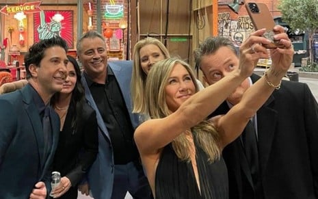 Jennifer Aniston tirando uma selfie com os outros protagonistas nos bastidores do especial de Friends: The Reunion