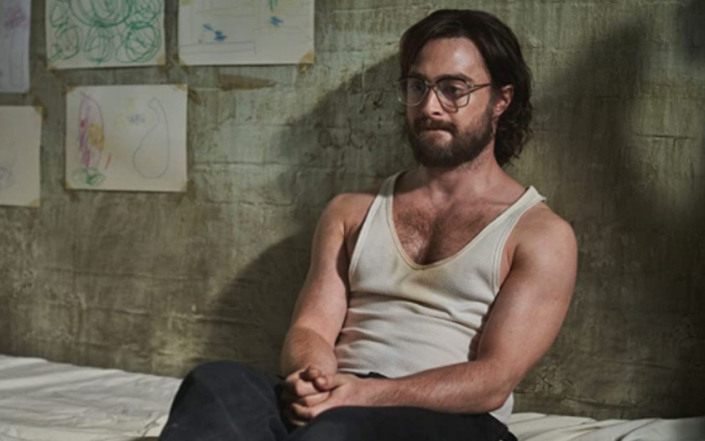 Daniel Radcliffe sentado em sua cela em cena de Fuga de Pretória (2020)