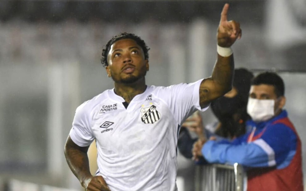 Com o dedo apontado para o céu, o atacante Marinho comemora gol marcado pelo Santos na Vila Belmiro