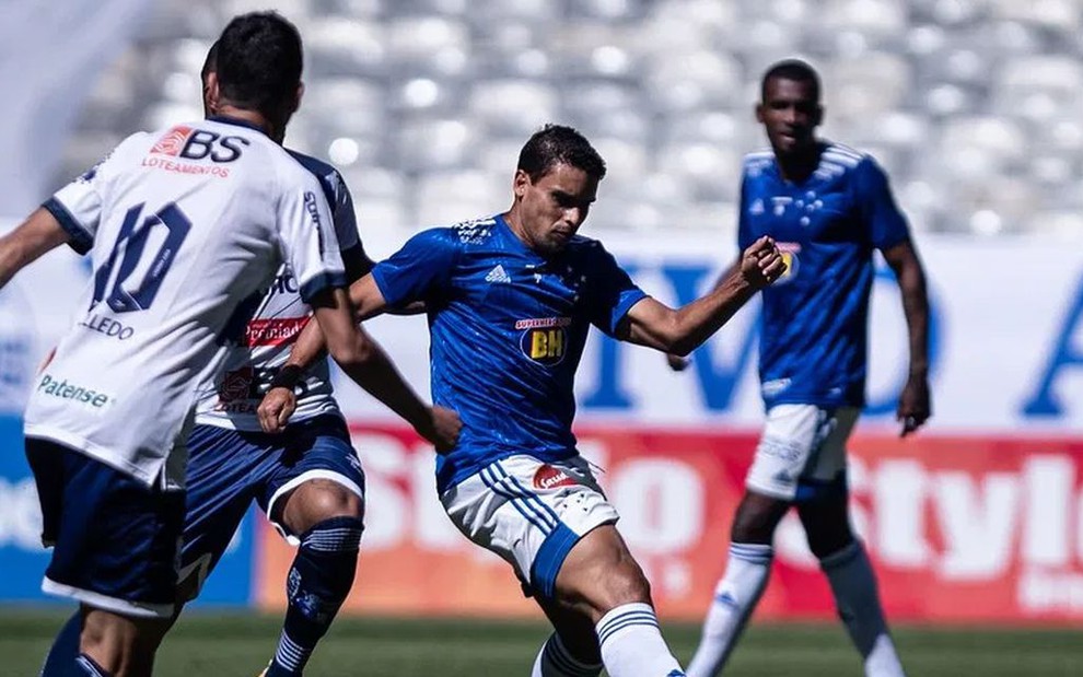 Imagem de dois jogadores do Cruzeiro e outros dois da URT durante jogo no Mineirão