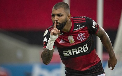 Com uniforme do Flamengo, Gabigol faz sinal de psiu com os dedos