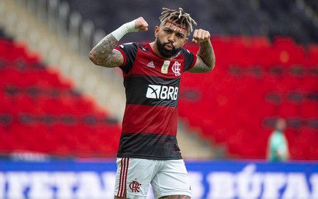 Gabigol festeja gol pelo Flamengo, fazendo o gesto de força