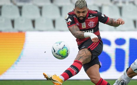 Imagem de Gabigol chutando bola durante jogo do Flamengo contra o Santos, na Vila Belmiro
