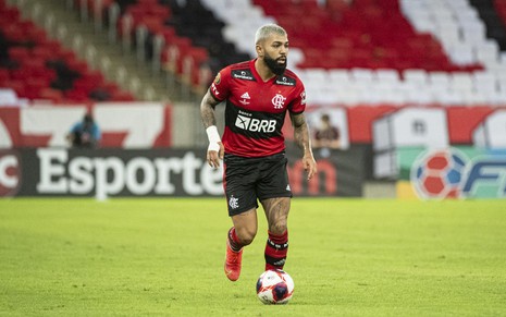 O jogador Gabigol, do Flamengo, correndo com a bola na final do Campeonato Carioca