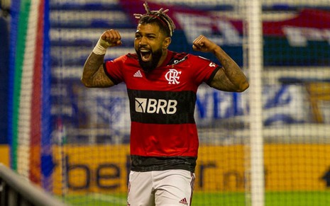 Gabigol comemora ao marcar pelo Flamengo na Libertadores e posa mostrando os bíceps