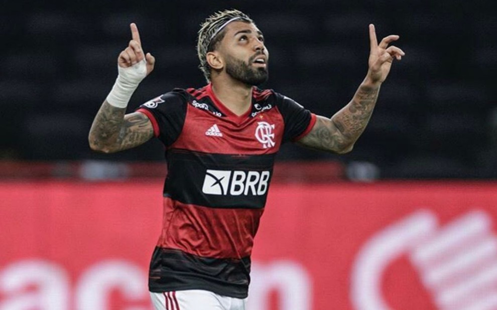 Imagem de Gabigol comemorando gol pelo Flamengo com as mãos para cima
