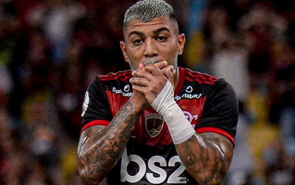 O atacante Gabigol fecha a boca com as duas mãos em jogo do Flamengo