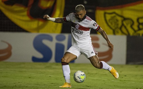 O jogador do Flamengo, Gabigol, em lance no campo vestido com o uniforme do time nas cores branco, preto e vermelho