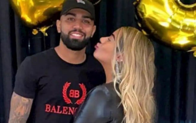 Imagem de Rafaella Santos dando um beijo no rosto de Gabigol em aniversário de 23 anos