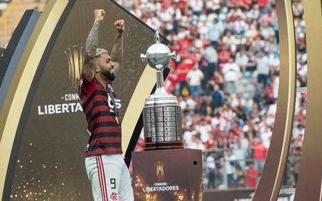 Gabigol, do Flamengo, ergue a taça da Libertadores de 2019
