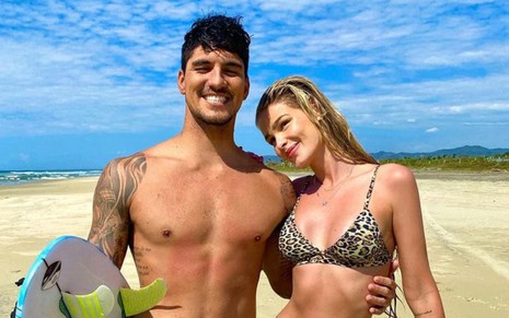 Gabriel Menina e Yasmin Brunet juntos em praia, ele de bermuda e ela de biquíni, sorriem