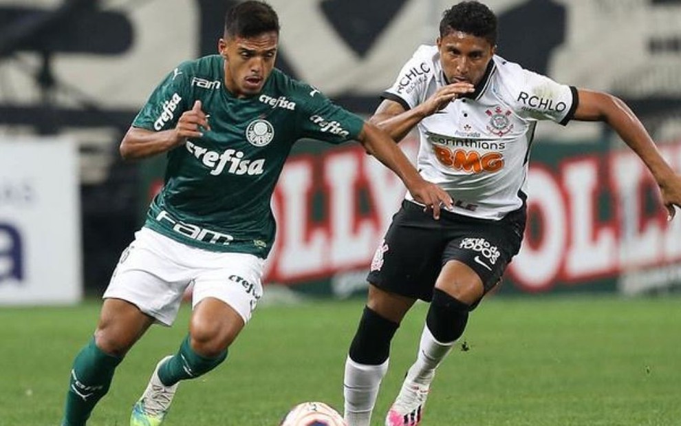 Imagem mostra um jogador do Palmeiras e outro do Corinthians disputando a bola em duelo do Paulistão
