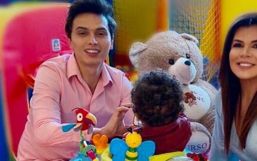 Gabriel Torres e Mara Maravilha com o filho Benjamin (de costas) em foto publicada no Instagram