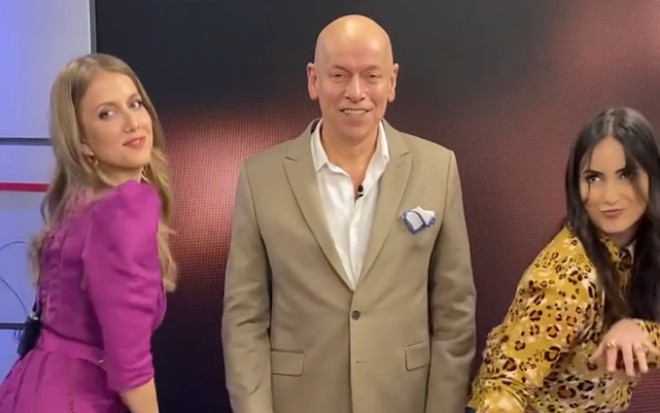 Gabriela Prioli está com um vestido roxo; Leandro Karnal usa terno marrom e camiseta branca; Mari Palma usa blusa amarela