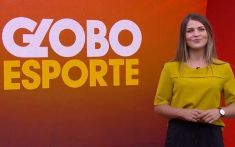 Gabriela Ribeiro na apresentação do Globo Esporte, de blusa amarela e calça preta
