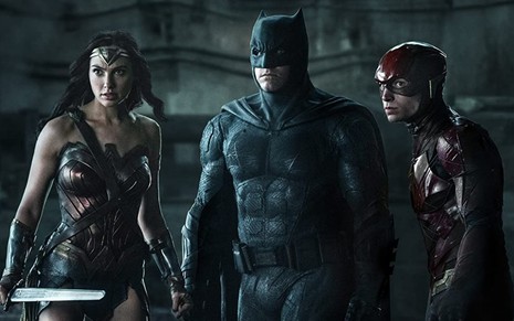 Mulher-Maravilha (Gal Gadot), Batman (Ben Affleck) e Flash (Ezra Miller) em cena do filme Liga da Justiça (2017)