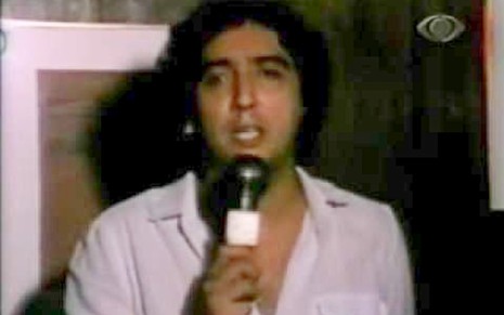 Galvão Bueno no início de sua carreira como narrador de Fórmula 1, na Band, em 1980, com microfone na mão