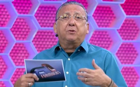 O narrador Galvão Bueno no cenário da Fórmula 1 na Globo