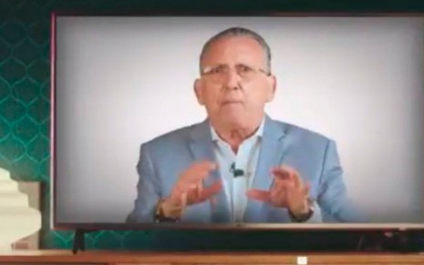 Galvão Bueno em campanha de empresa de proteção ao crédito; a imagem dele está dentro de uma TV