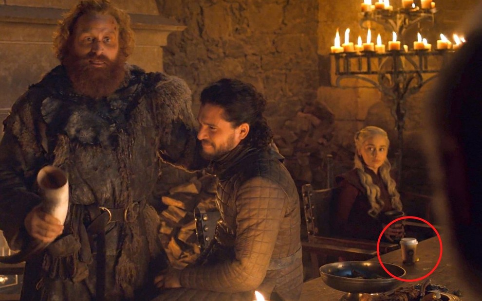 Um círculo em vermelho destaca um copo de café, desses de restaurante famoso, em episódio de Game of Thrones