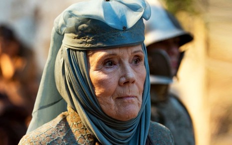 Com um véu esverdeado que cobre toda a cabeça, Diana Rigg aparece imponente em cena da série Game of Thrones