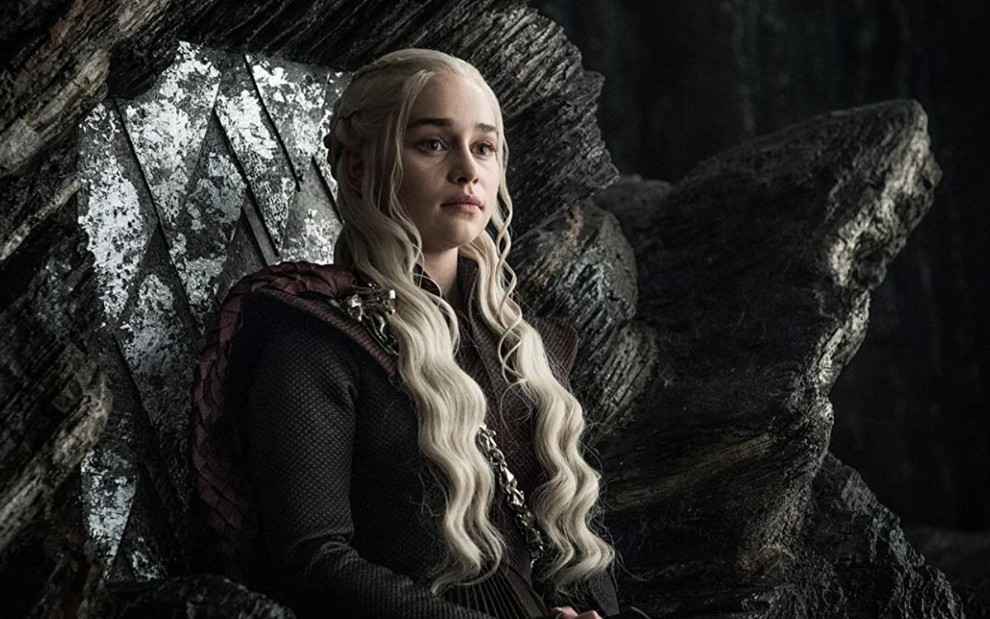 Emilia Clarke sentada no trono em cena de Game of Thrones